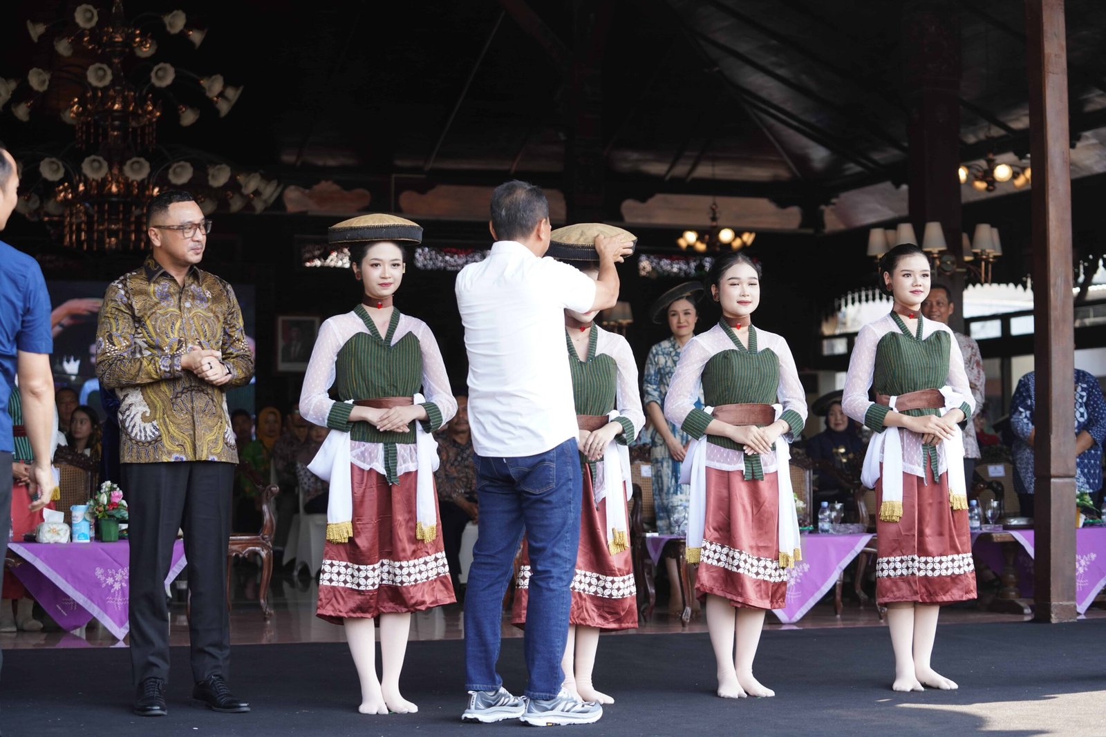 Penari menampilkan Tari Lajur Caping Kalo khas Kudus