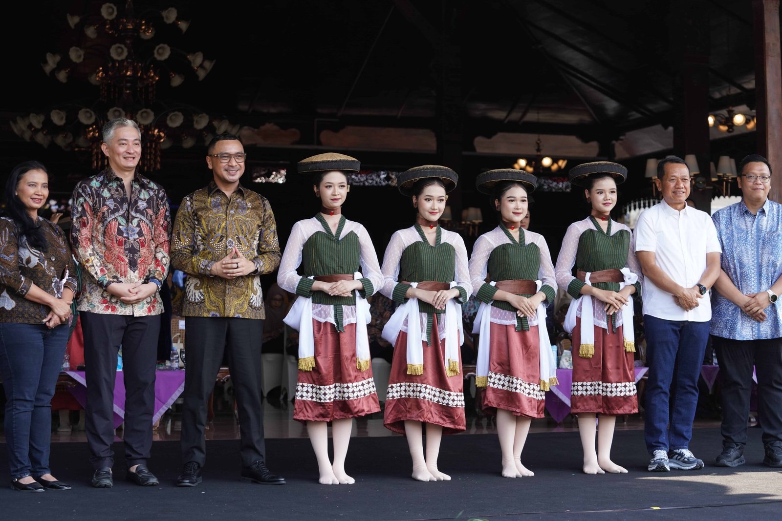 Ratusan penari Tari Lajur Caping Kalo di Pendopo Kabupaten Kudus