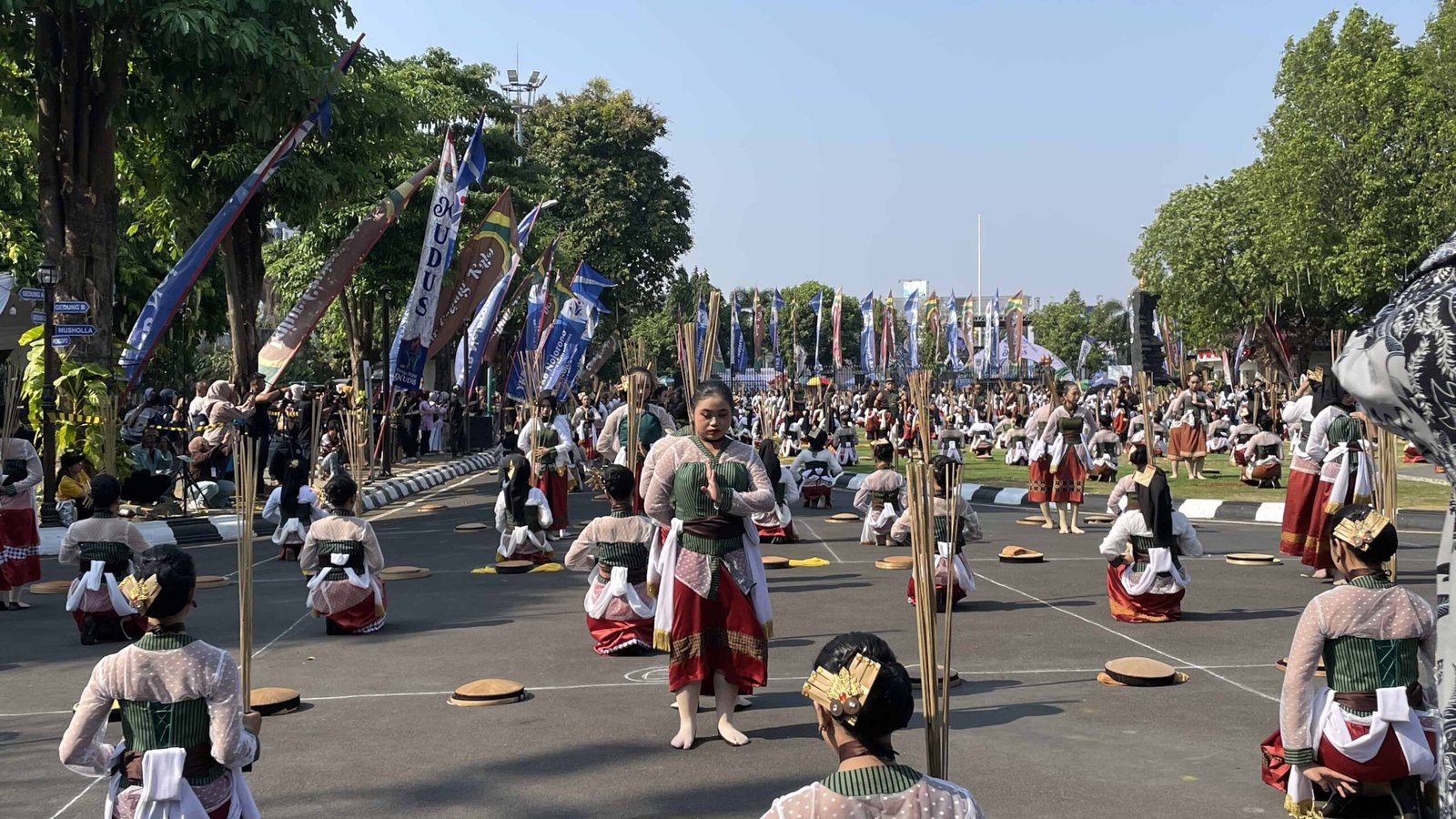 Pagelaran Tari Lajur Caping Kalo sebagai upaya pelestarian budaya Kudus